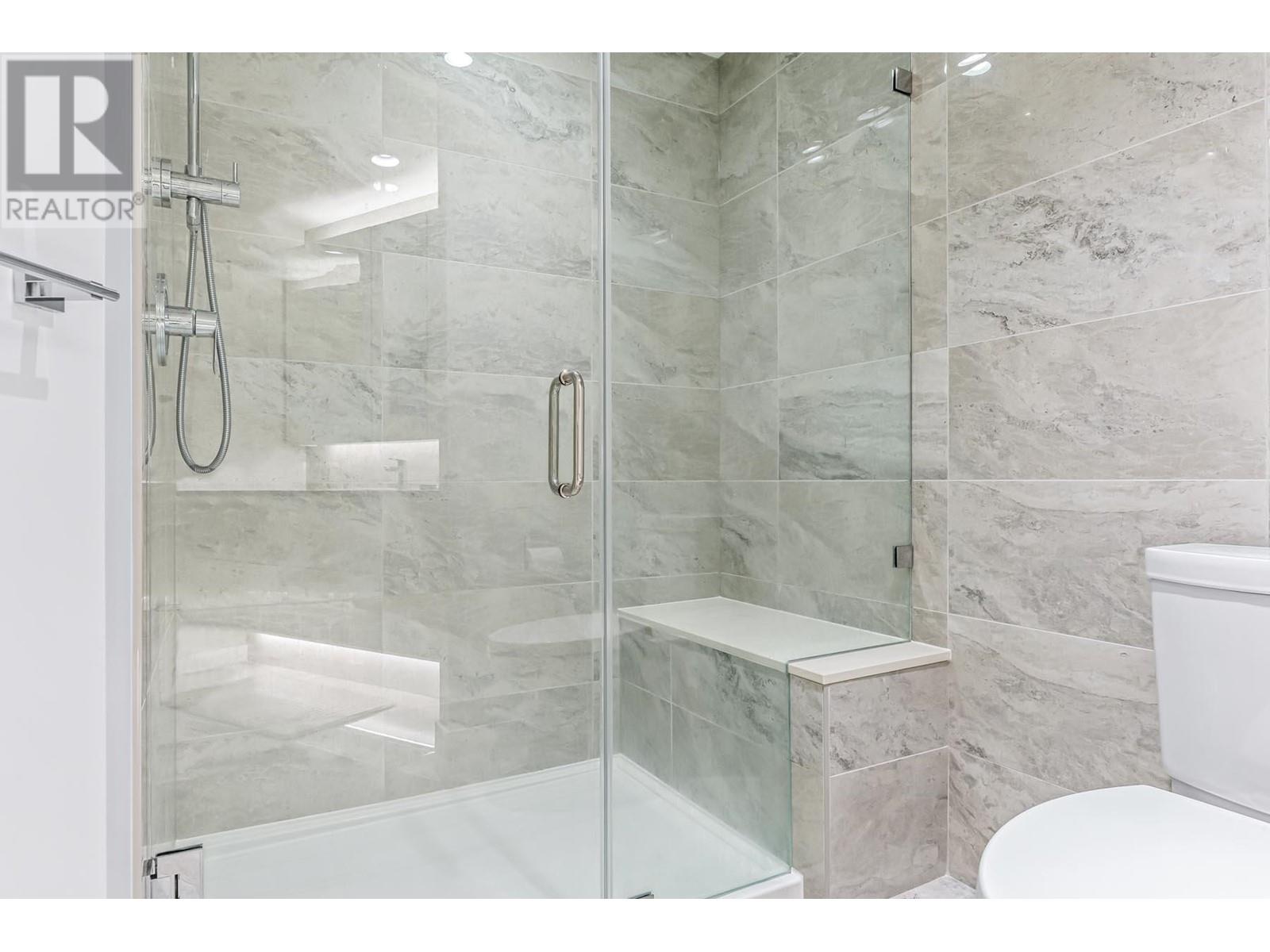 Listing Picture 23 of 32 : 315 3699 SEXSMITH ROAD, Richmond / 烈治文 - 魯藝地產 Yvonne Lu Group - MLS Medallion Club Member