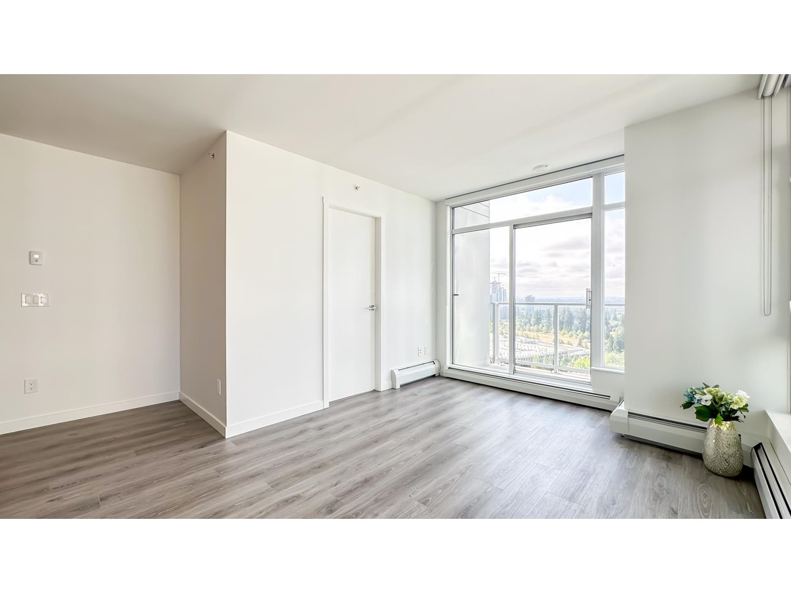 2211 13350 Central Avenue, Surrey, British Columbia  V3T 0S1 - Photo 2 - R2950537