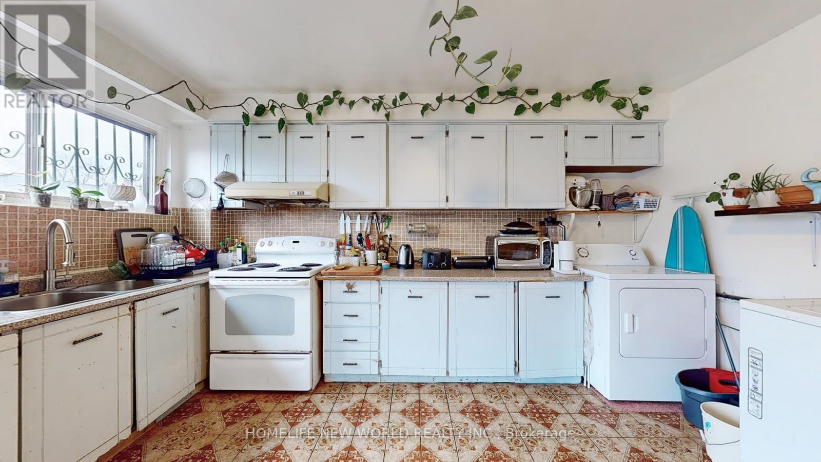 Property at 32 MARKHAM STREET image 3