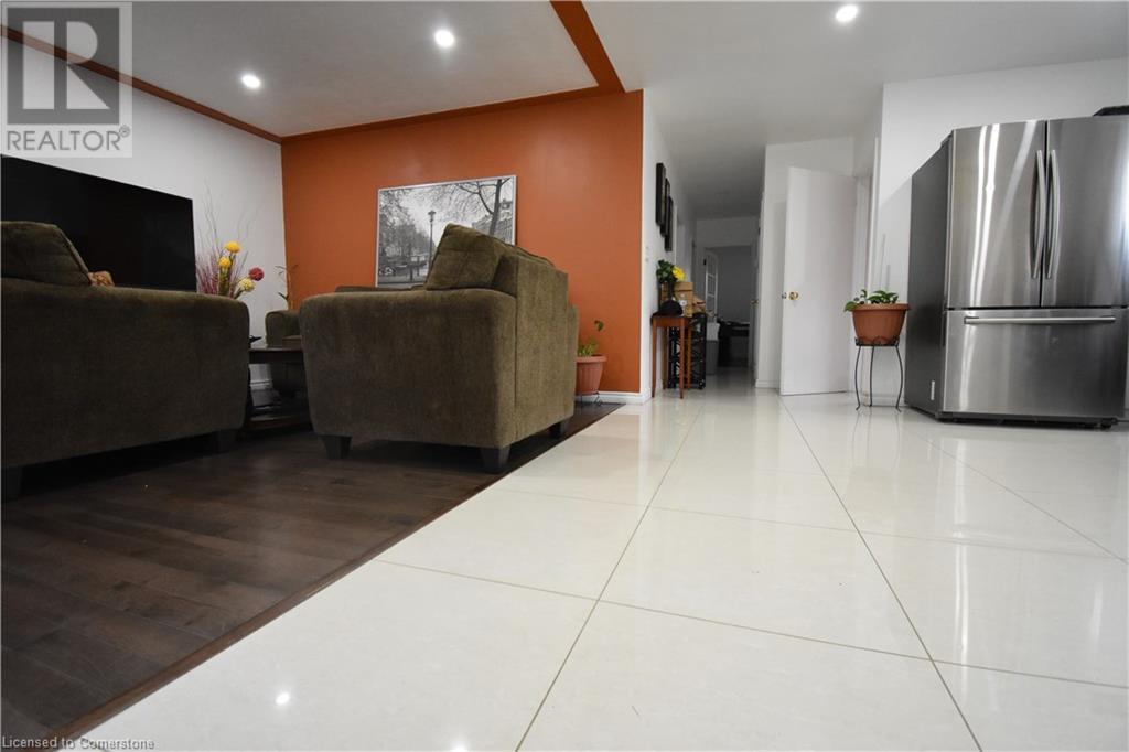 208 West 19th Street, Hamilton, Ontario  L9C 4J2 - Photo 3 - 40685434