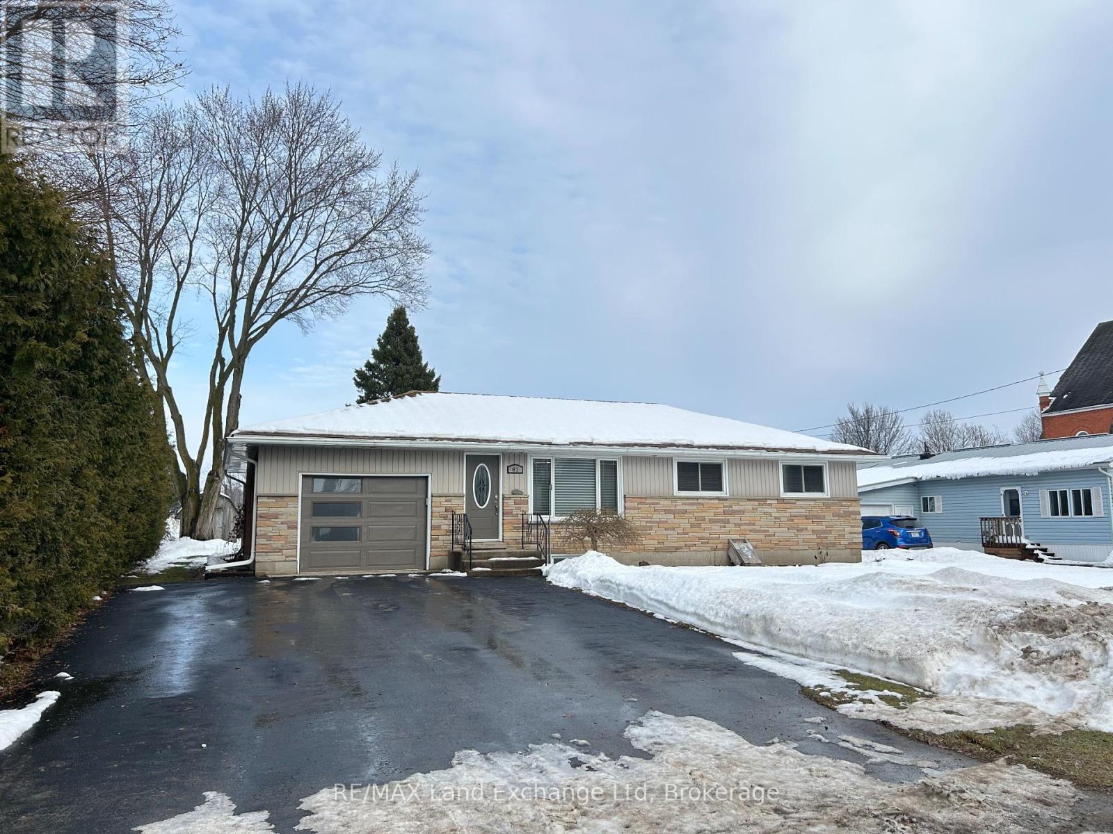 81 Queen Street, Morris-Turnberry, Ontario  N0G 1G0 - Photo 2 - X11895146