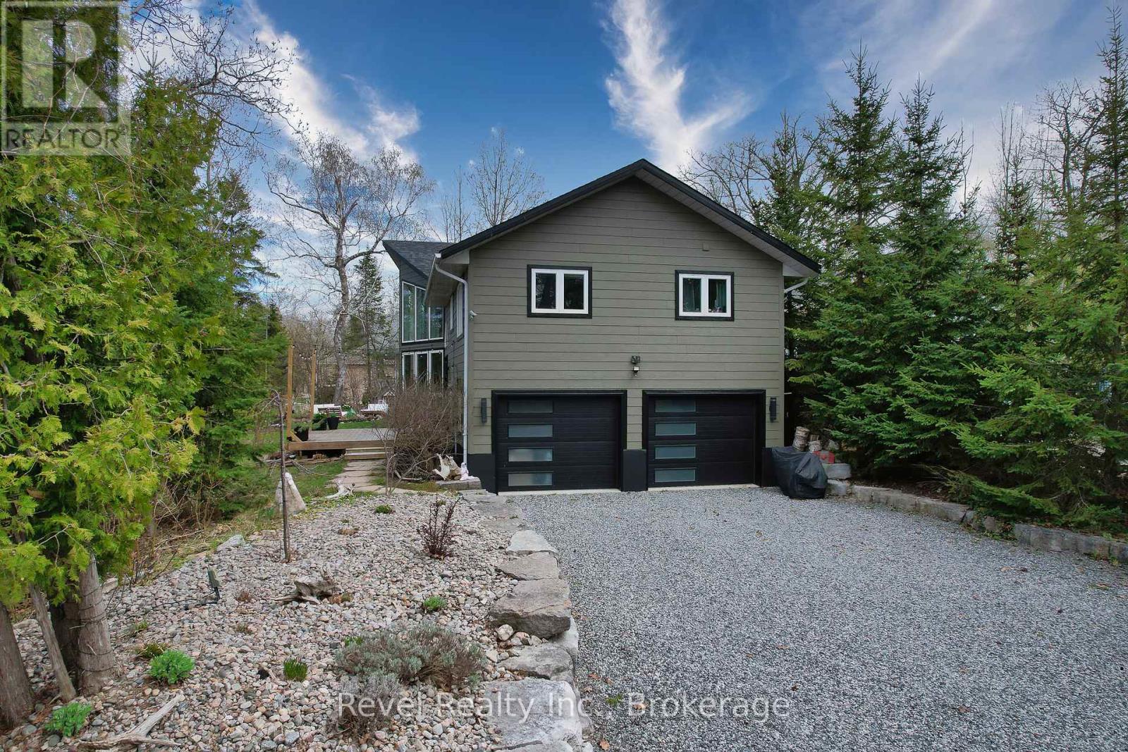 3 Simcoe Street, Wasaga Beach, Ontario  L9Z 1T3 - Photo 2 - S10440136