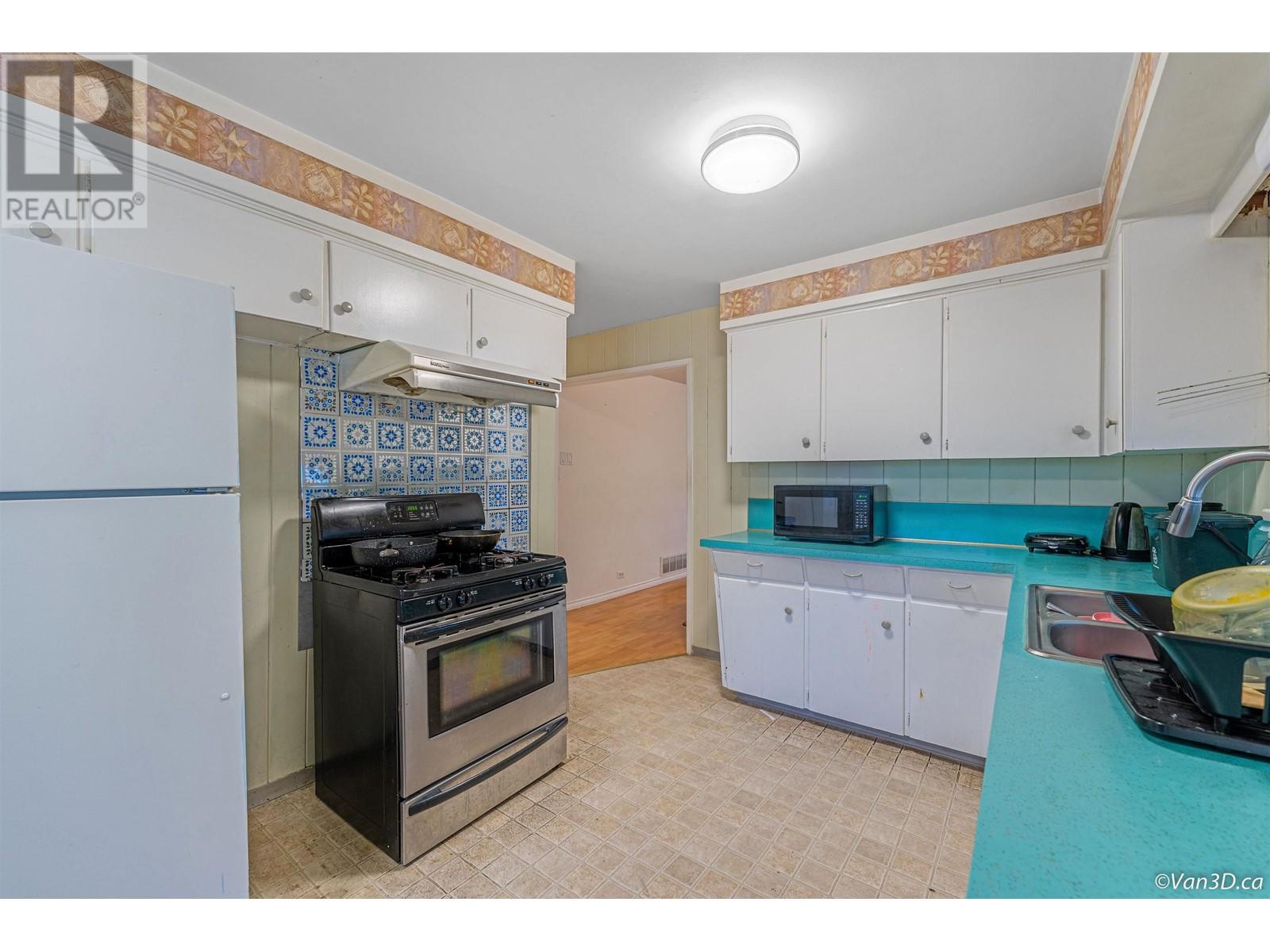 8288 12th Avenue, Burnaby, British Columbia V3N 2L4 - Photo 4 - R2950872