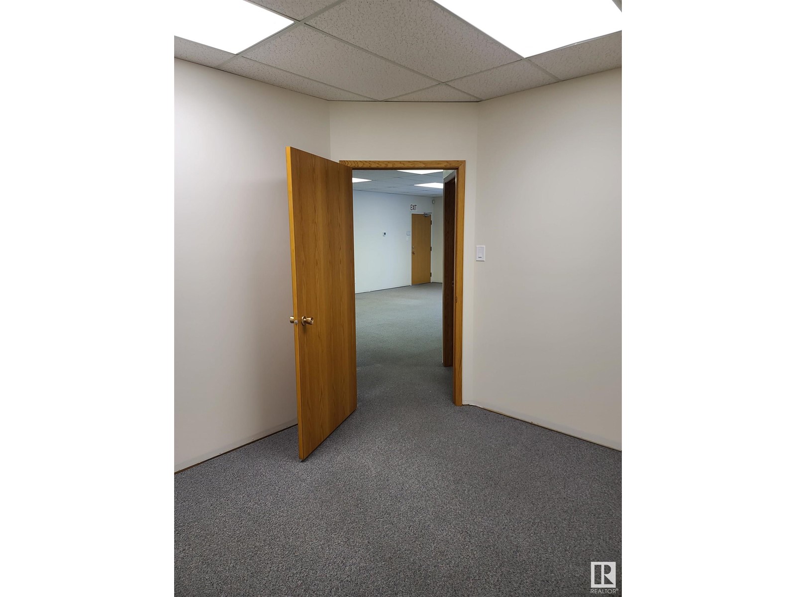 Property at 10464 176 ST NW image 3