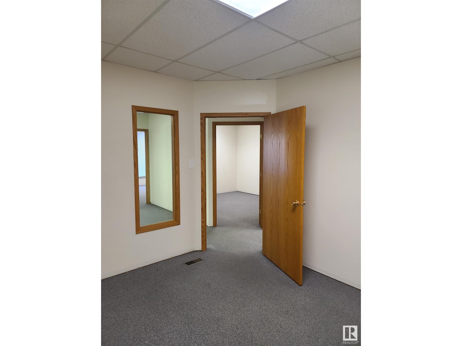 Property at 10464 176 ST NW image 4