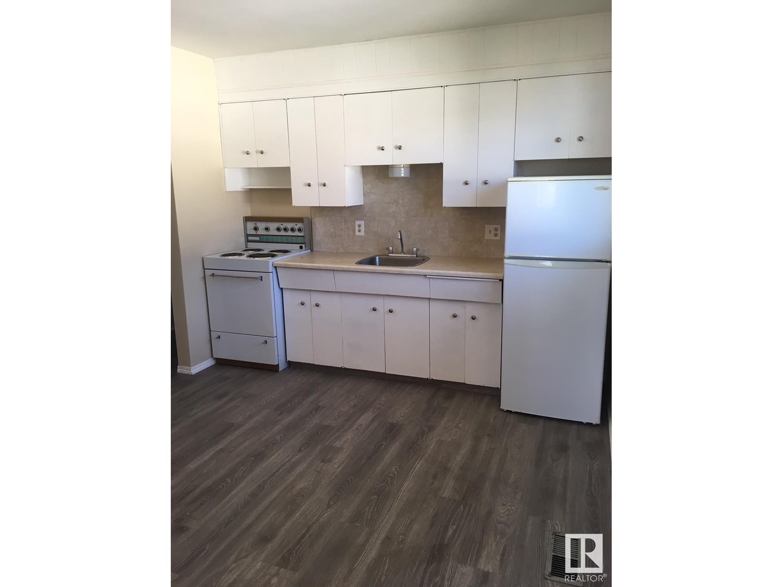 Property at 13007 83 ST NW image 4