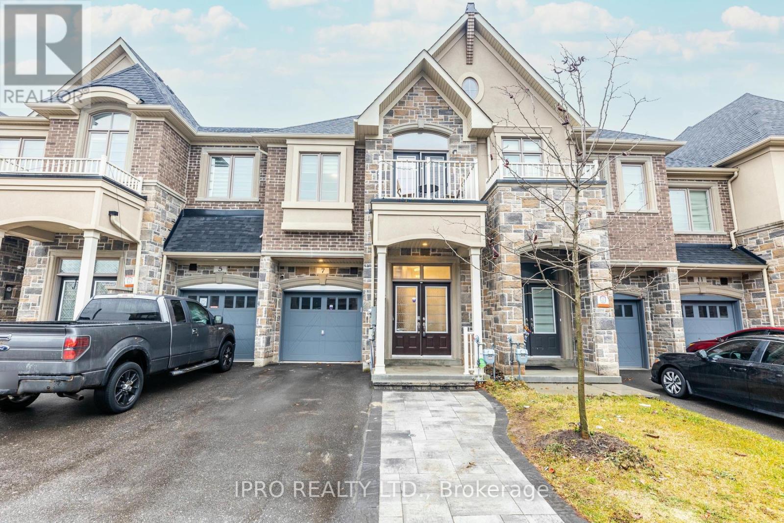 7 Dalbeattie Drive, Brampton, Ontario  L6Y 6H7 - Photo 1 - W11895818