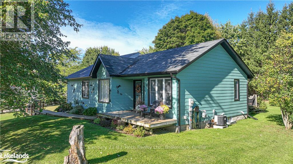 8 Agnes Street, Oro-Medonte, Ontario  L0K 1N0 - Photo 2 - S10439075