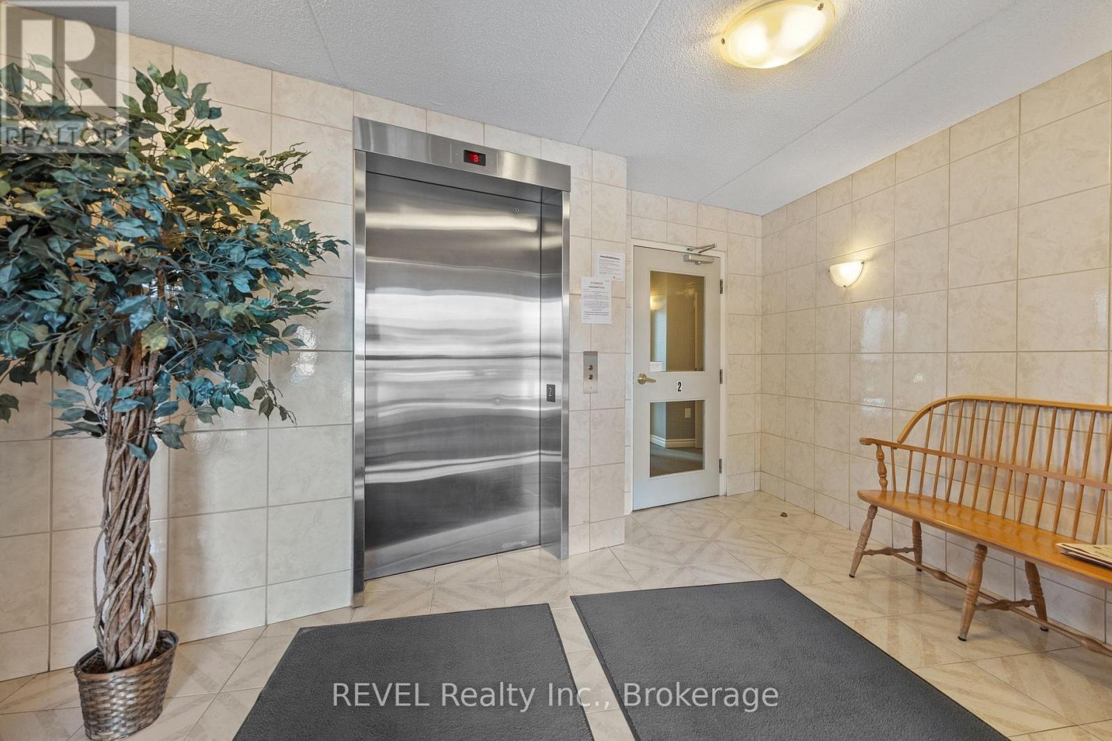 303 - 244 Lakeshore Road, St. Catharines (442 - Vine/linwell), Ontario  L2M 1R6 - Photo 4 - X11896163