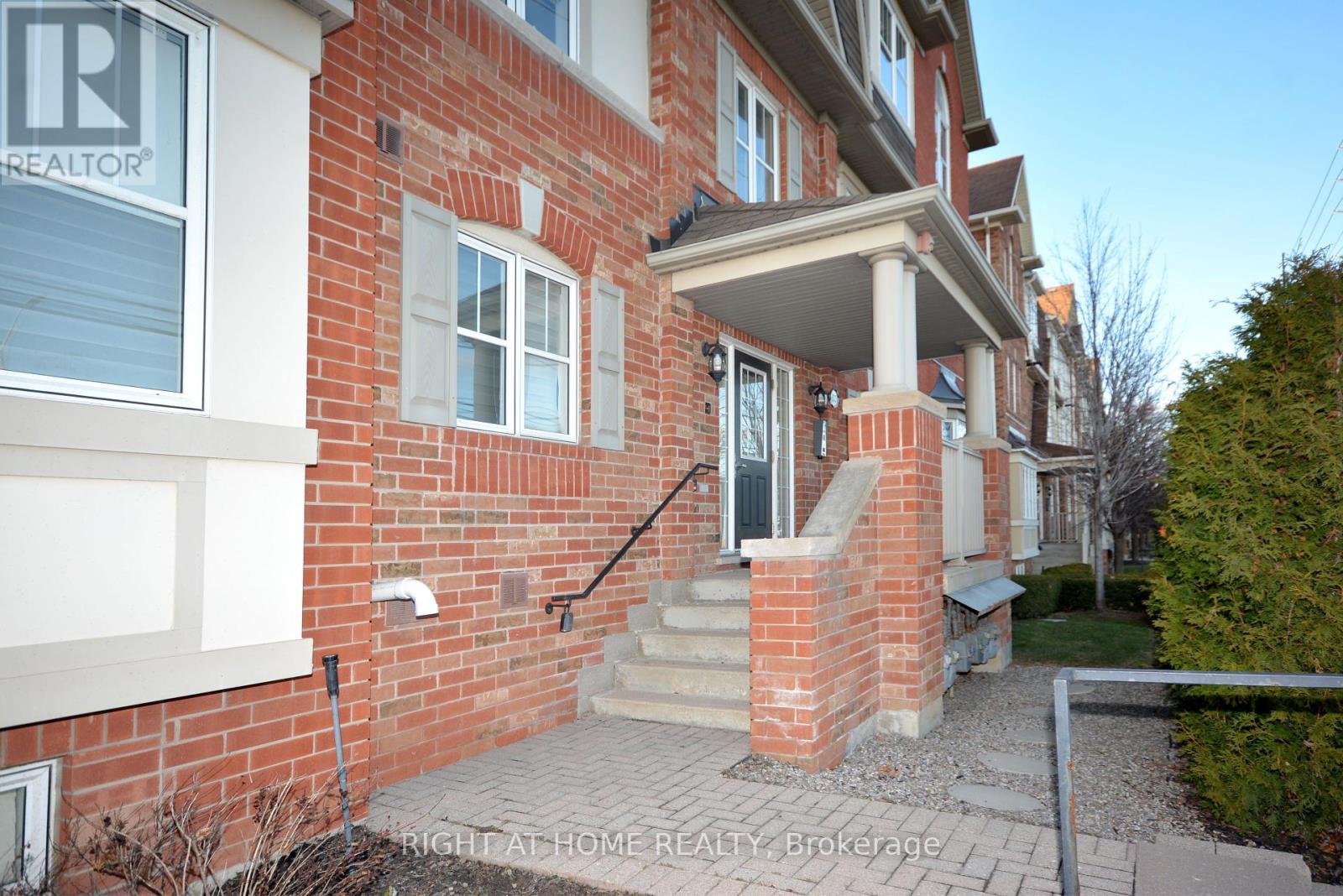 6 - 633 Dundas Street W, Mississauga, Ontario  L5B 0B5 - Photo 2 - W11896128