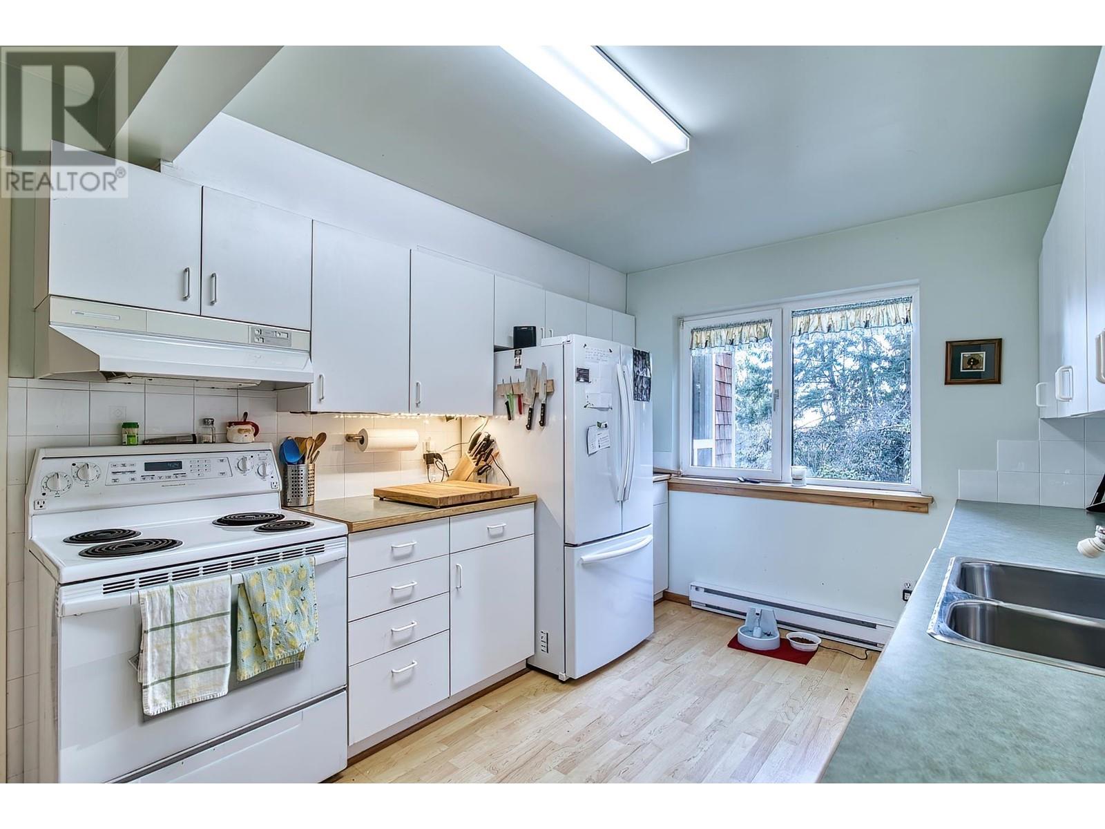 1390 Gower Point Road, Gibsons, British Columbia  V0N 1V3 - Photo 23 - R2950211
