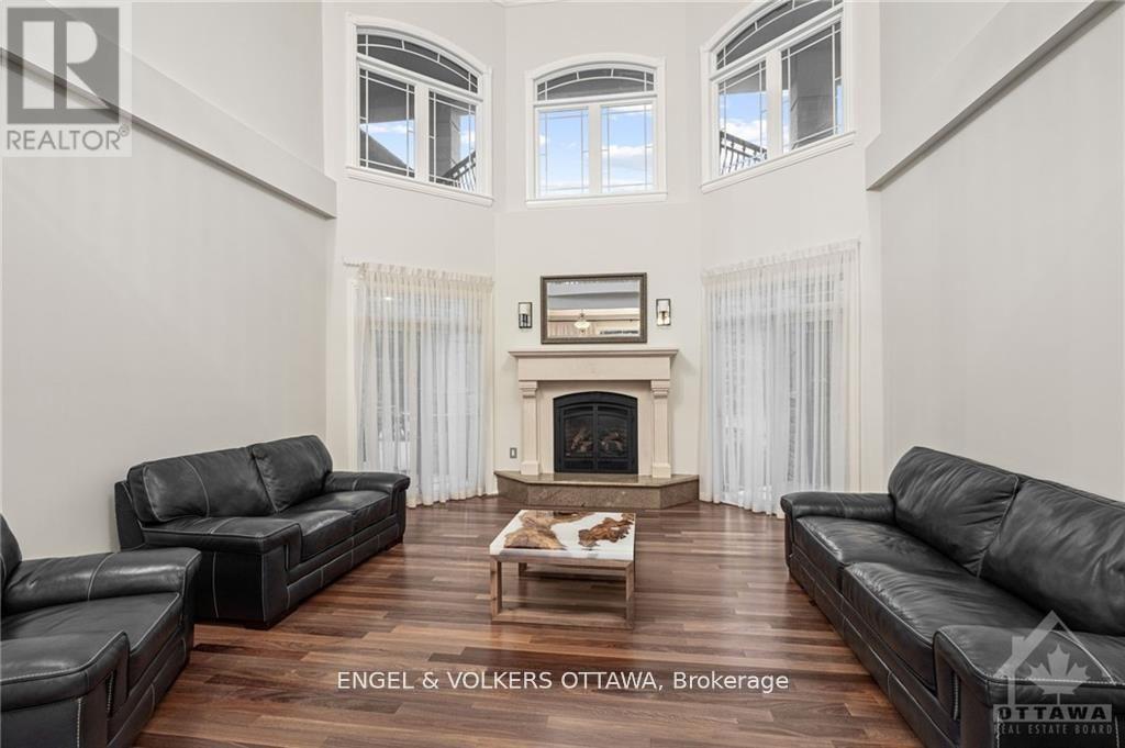 Property at 5800 QUEENSCOURT CRESCENT image 4
