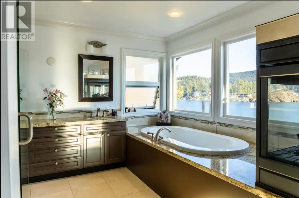 Top Levels 4725 Strathcona Road, North Vancouver, British Columbia  V7G 1G9 - Photo 11 - R2951060