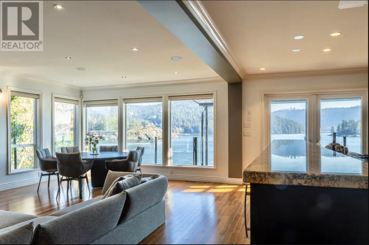 Top Levels 4725 Strathcona Road, North Vancouver, British Columbia  V7G 1G9 - Photo 3 - R2951060