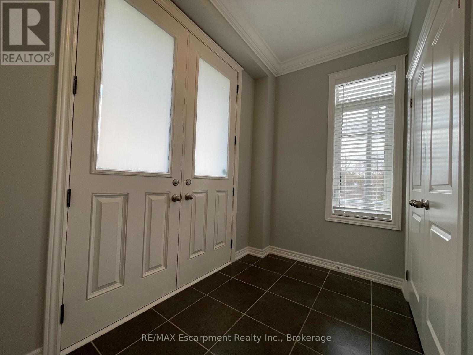 563 Stream Crescent, Oakville, Ontario  L6M 1N7 - Photo 3 - W10404935