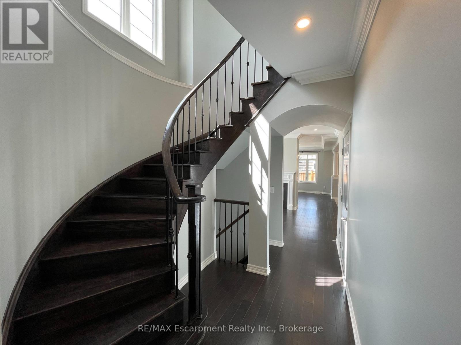 563 Stream Crescent, Oakville, Ontario  L6M 1N7 - Photo 4 - W10404935