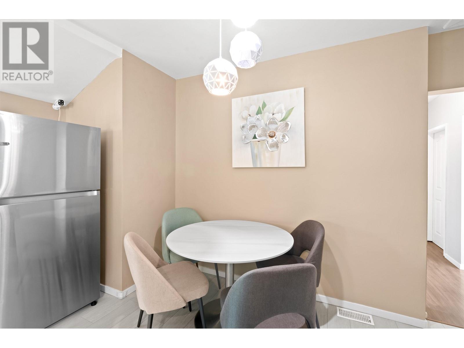 Listing Picture 10 of 33 : 3625 MONMOUTH AVENUE, Vancouver / 溫哥華 - 魯藝地產 Yvonne Lu Group - MLS Medallion Club Member