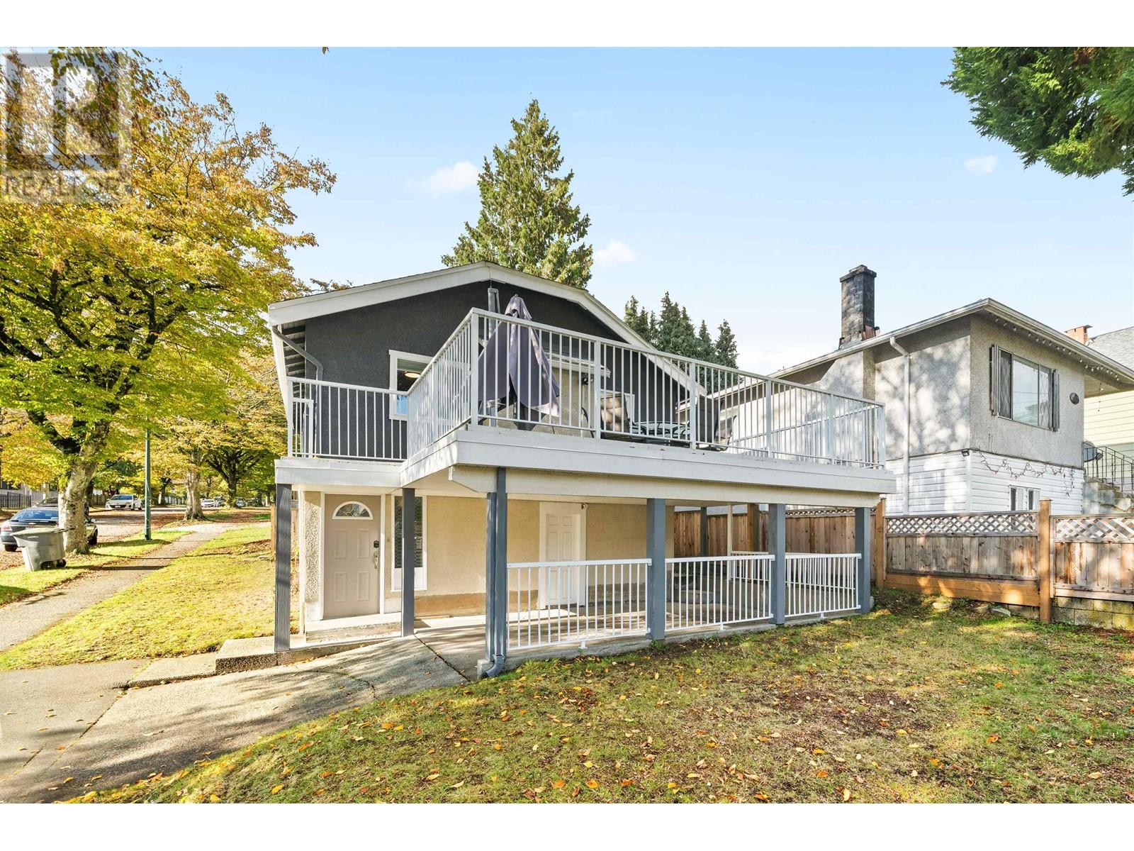 Listing Picture 2 of 33 : 3625 MONMOUTH AVENUE, Vancouver / 溫哥華 - 魯藝地產 Yvonne Lu Group - MLS Medallion Club Member