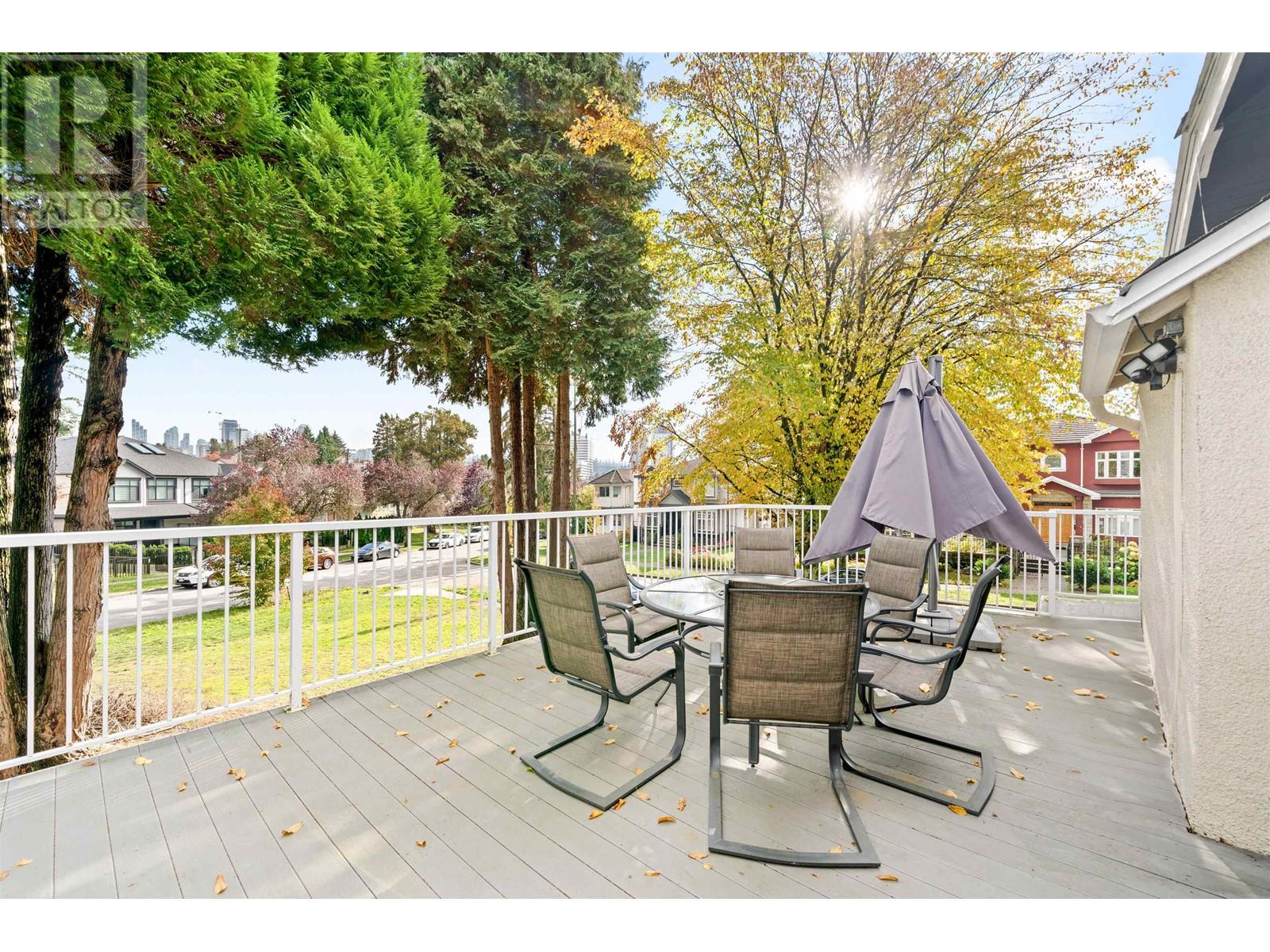 Listing Picture 24 of 33 : 3625 MONMOUTH AVENUE, Vancouver / 溫哥華 - 魯藝地產 Yvonne Lu Group - MLS Medallion Club Member