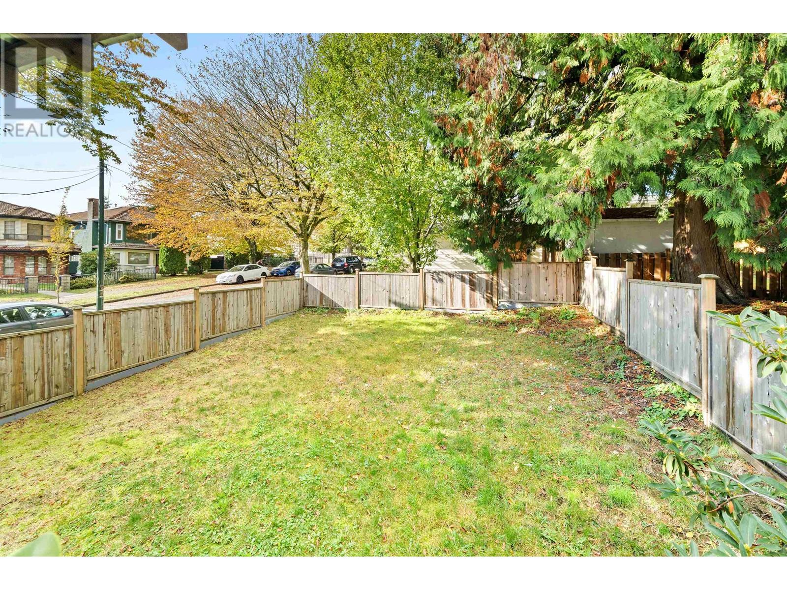 Listing Picture 27 of 33 : 3625 MONMOUTH AVENUE, Vancouver / 溫哥華 - 魯藝地產 Yvonne Lu Group - MLS Medallion Club Member