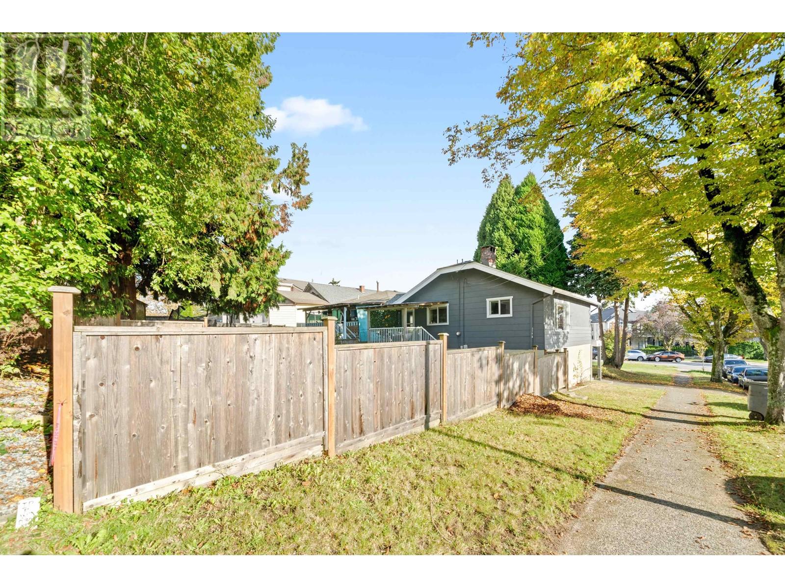 Listing Picture 29 of 33 : 3625 MONMOUTH AVENUE, Vancouver / 溫哥華 - 魯藝地產 Yvonne Lu Group - MLS Medallion Club Member