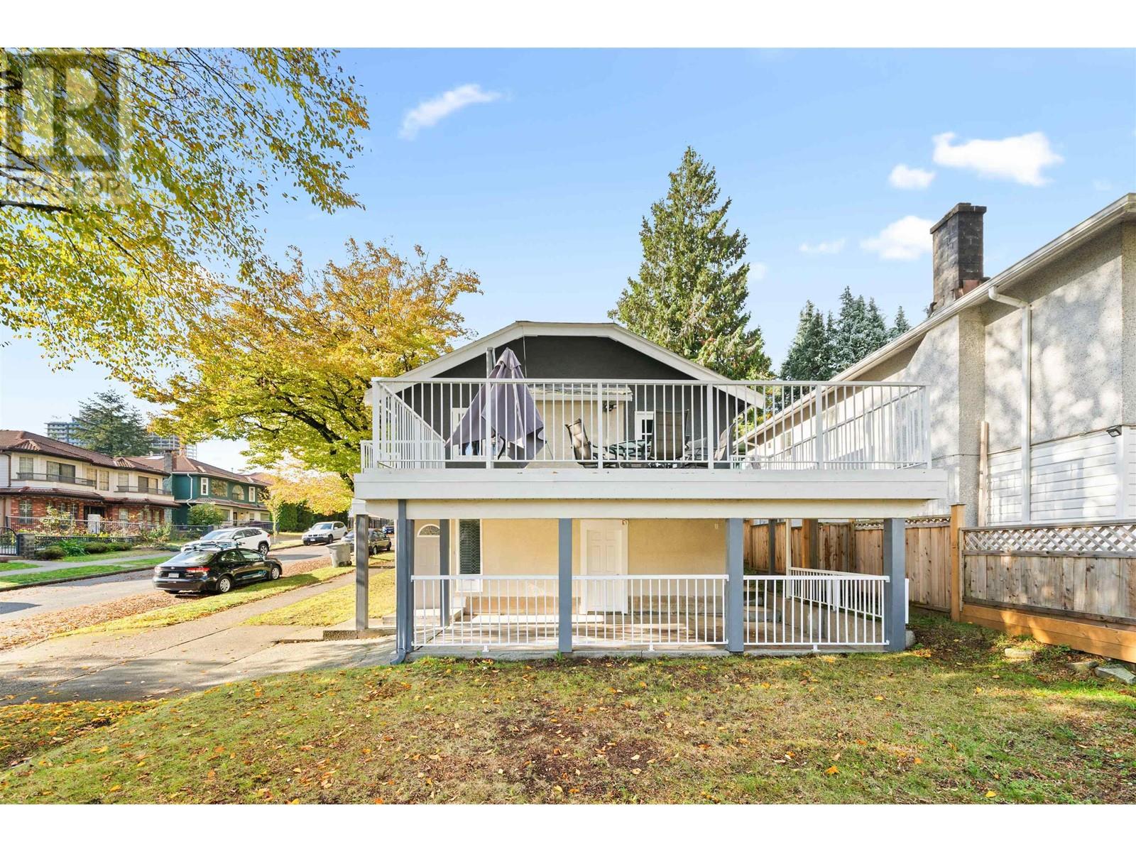 Listing Picture 3 of 33 : 3625 MONMOUTH AVENUE, Vancouver / 溫哥華 - 魯藝地產 Yvonne Lu Group - MLS Medallion Club Member