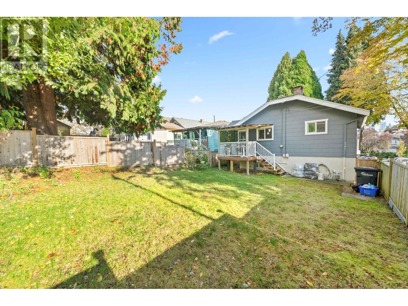 Listing Picture 30 of 33 : 3625 MONMOUTH AVENUE, Vancouver / 溫哥華 - 魯藝地產 Yvonne Lu Group - MLS Medallion Club Member