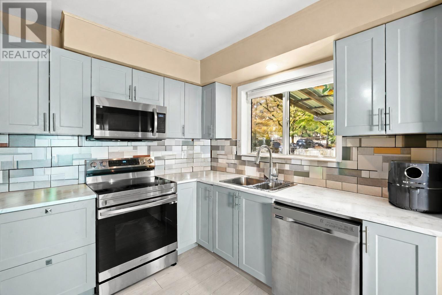 Listing Picture 7 of 33 : 3625 MONMOUTH AVENUE, Vancouver / 溫哥華 - 魯藝地產 Yvonne Lu Group - MLS Medallion Club Member