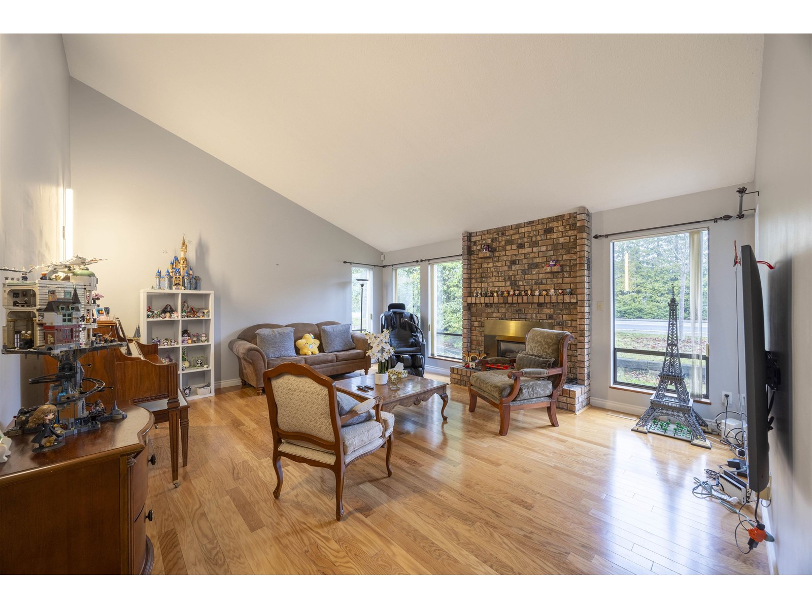 Property at 14948 20 AVENUE image 5