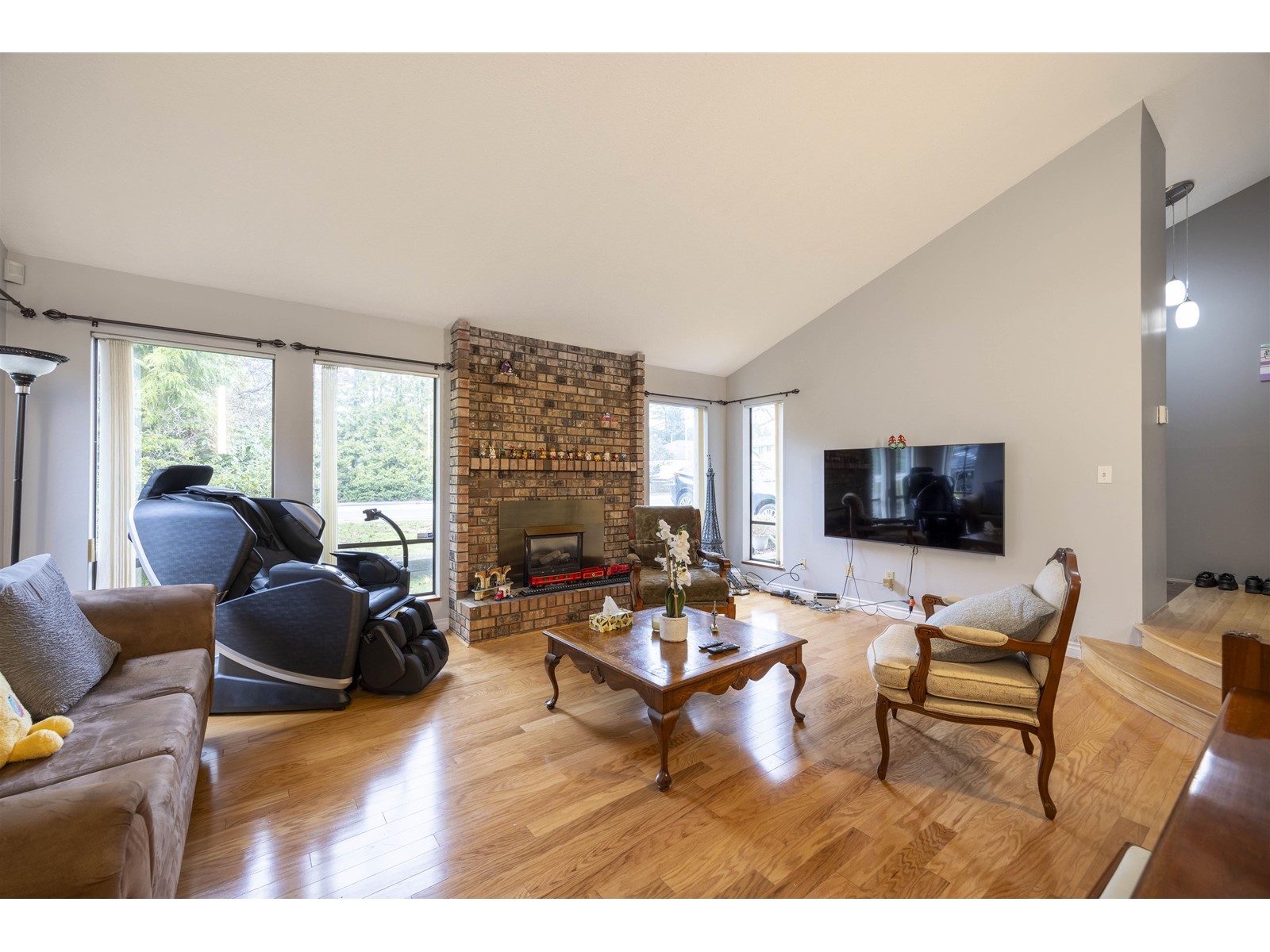 Property at 14948 20 AVENUE image 2