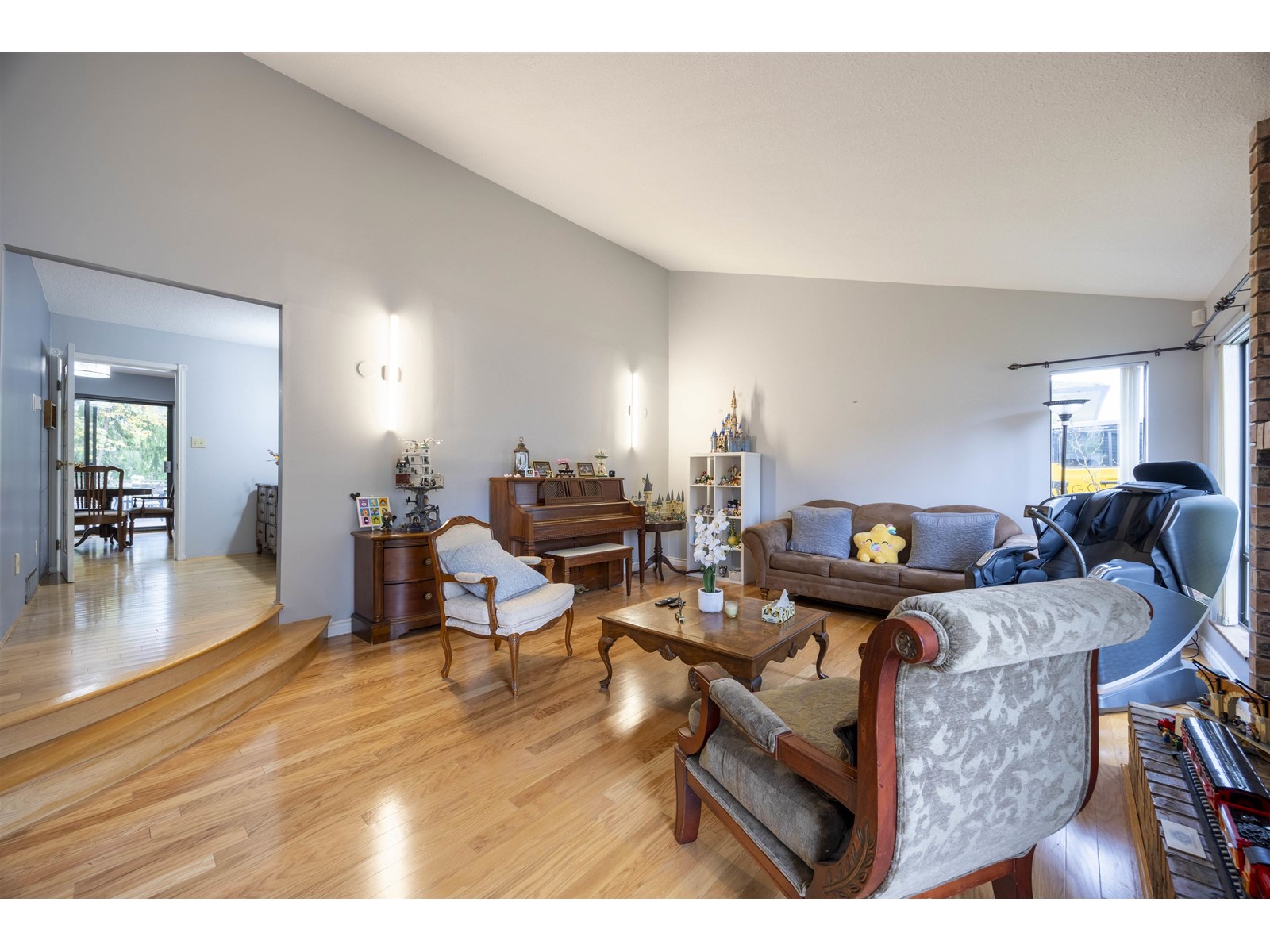 Property at 14948 20 AVENUE image 3