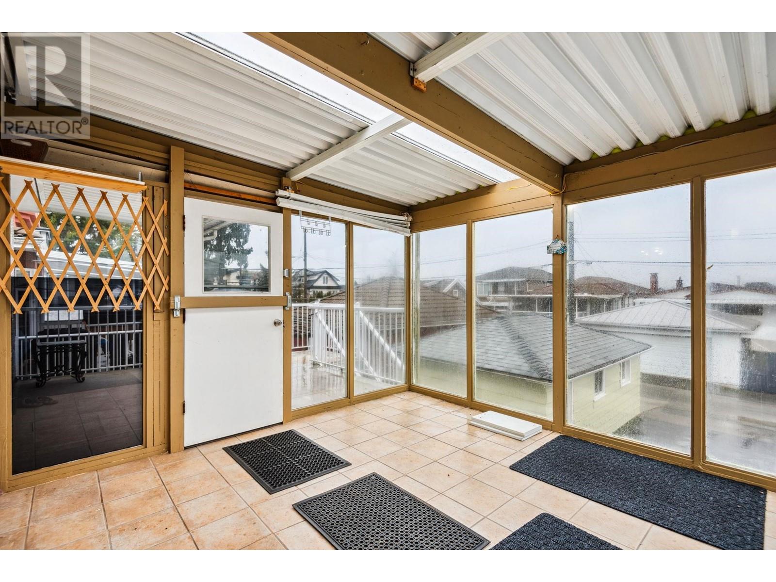 Listing Picture 13 of 27 : 3055 E 24TH AVENUE, Vancouver / 溫哥華 - 魯藝地產 Yvonne Lu Group - MLS Medallion Club Member