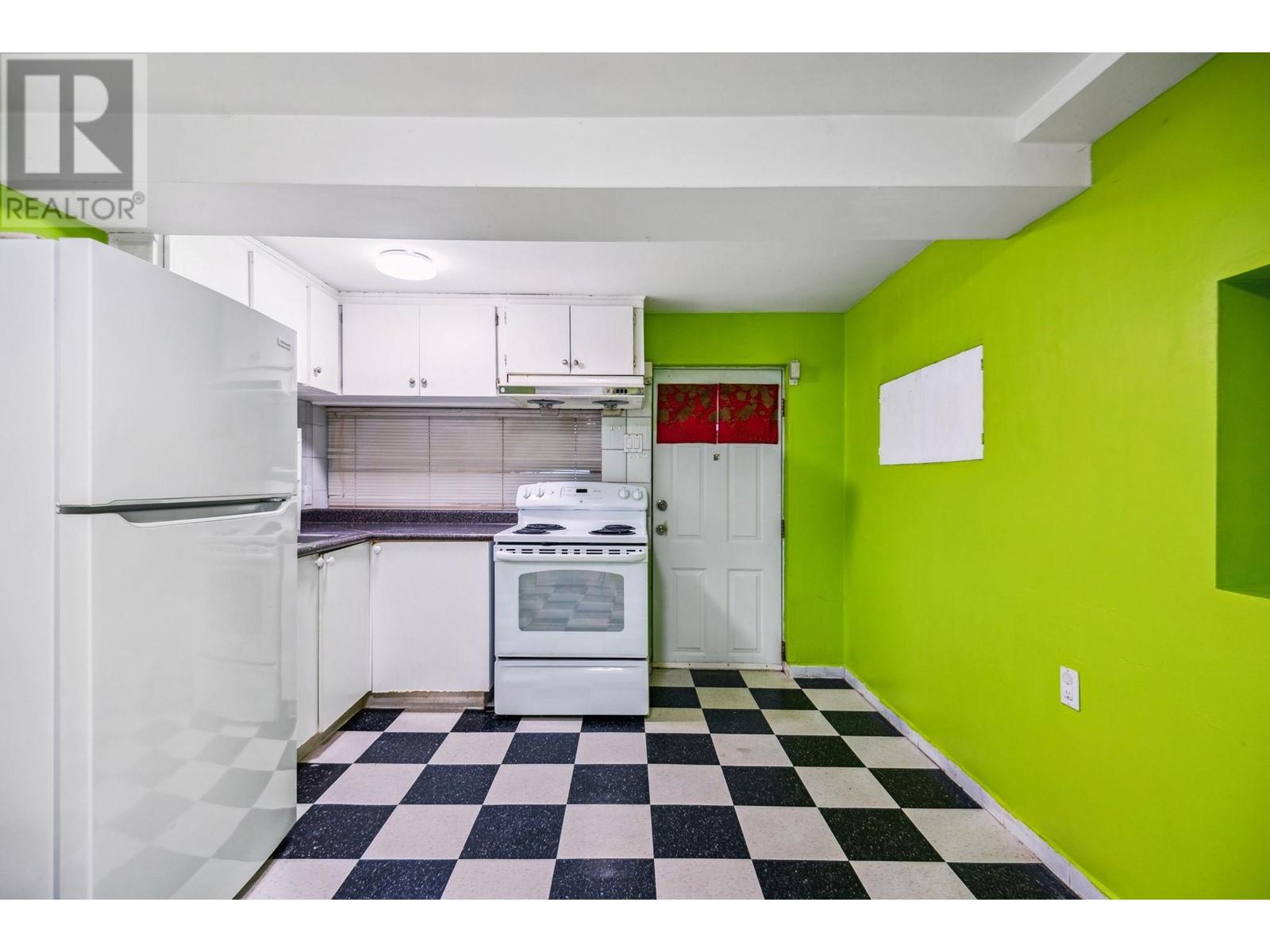 Listing Picture 18 of 27 : 3055 E 24TH AVENUE, Vancouver / 溫哥華 - 魯藝地產 Yvonne Lu Group - MLS Medallion Club Member