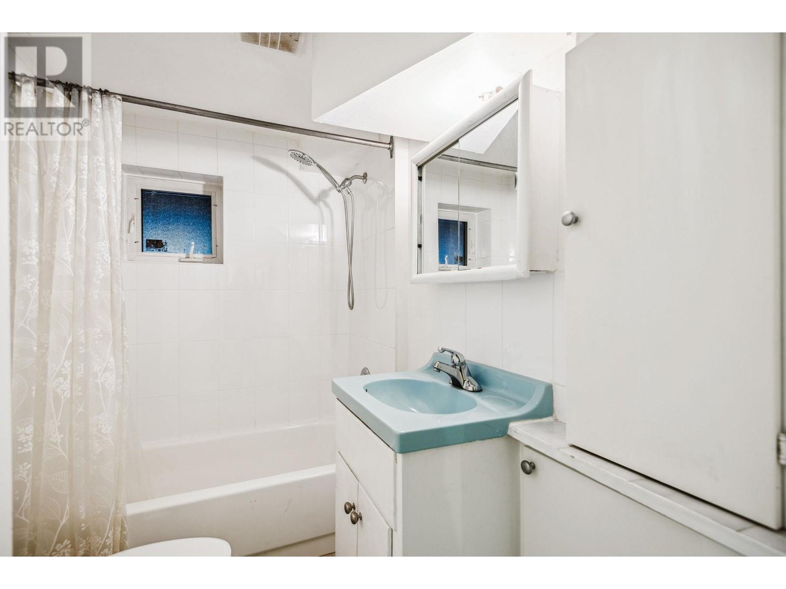 Listing Picture 22 of 27 : 3055 E 24TH AVENUE, Vancouver / 溫哥華 - 魯藝地產 Yvonne Lu Group - MLS Medallion Club Member