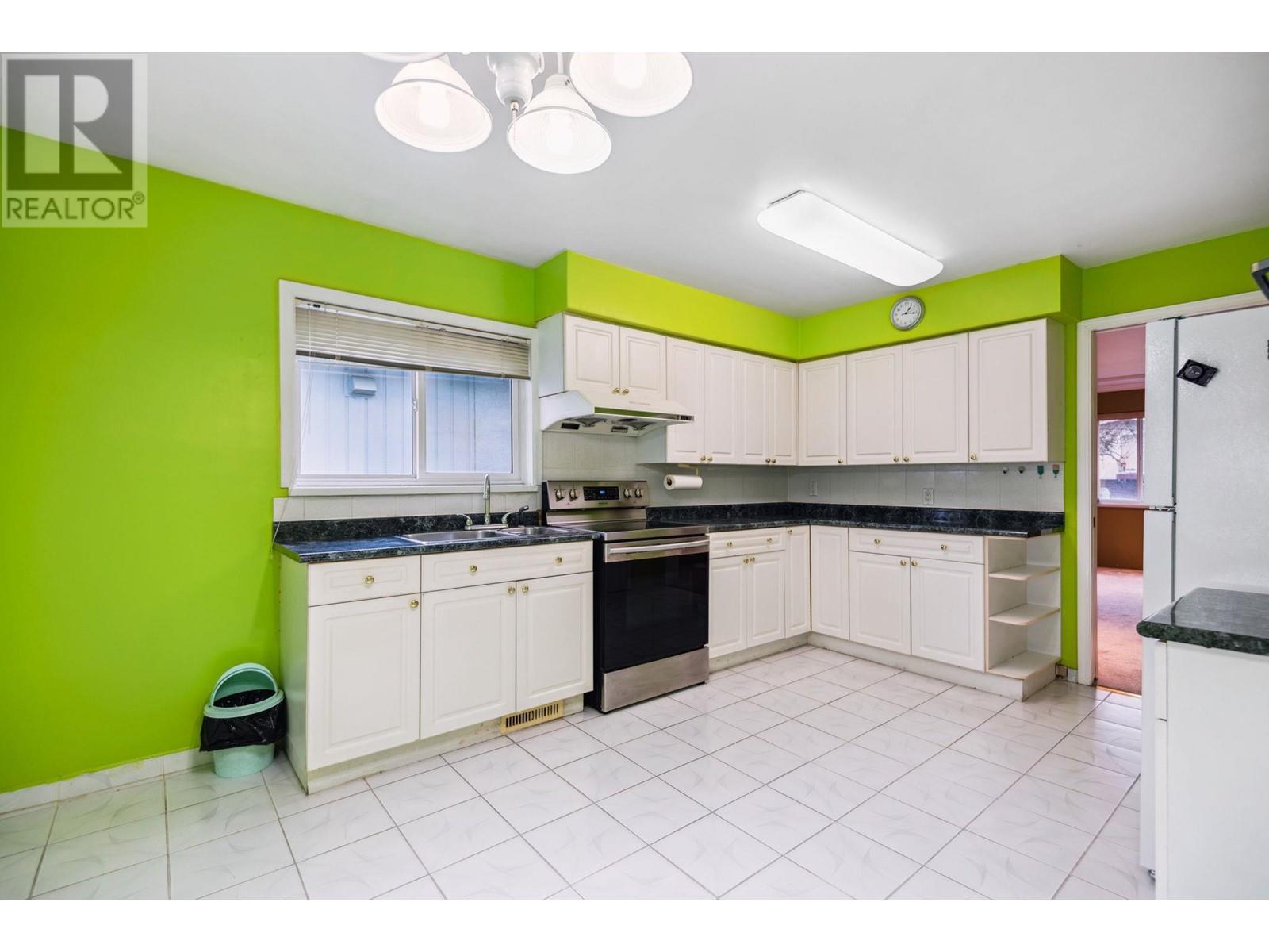 Listing Picture 7 of 27 : 3055 E 24TH AVENUE, Vancouver / 溫哥華 - 魯藝地產 Yvonne Lu Group - MLS Medallion Club Member