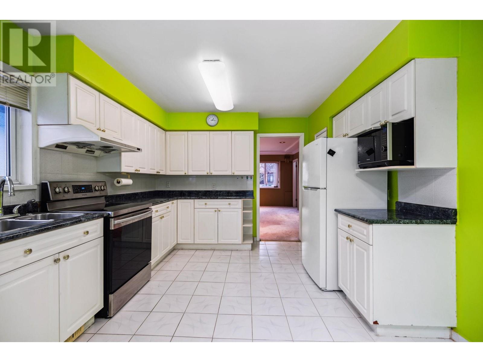 Listing Picture 8 of 27 : 3055 E 24TH AVENUE, Vancouver / 溫哥華 - 魯藝地產 Yvonne Lu Group - MLS Medallion Club Member