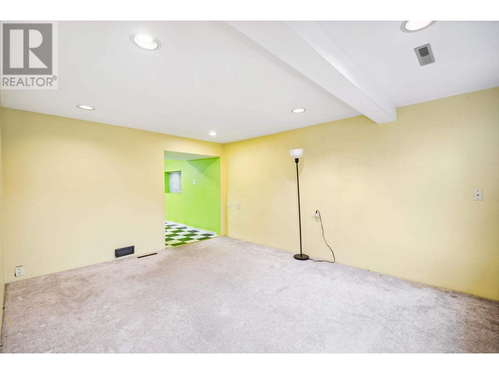 Listing Picture 16 of 27 : 3055 E 24TH AVENUE, Vancouver / 溫哥華 - 魯藝地產 Yvonne Lu Group - MLS Medallion Club Member