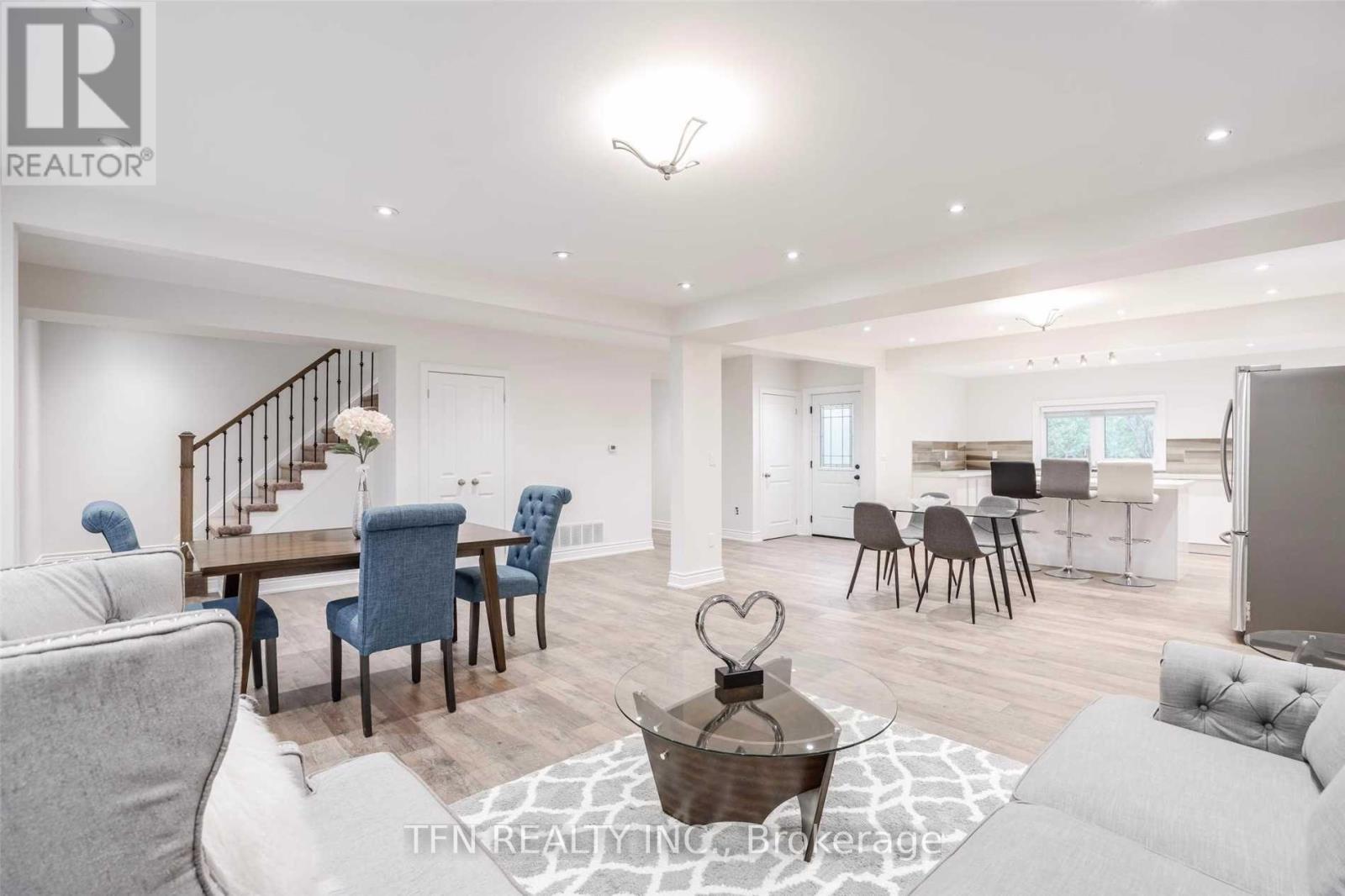 Property at 986 ROBINSON STREET image 2