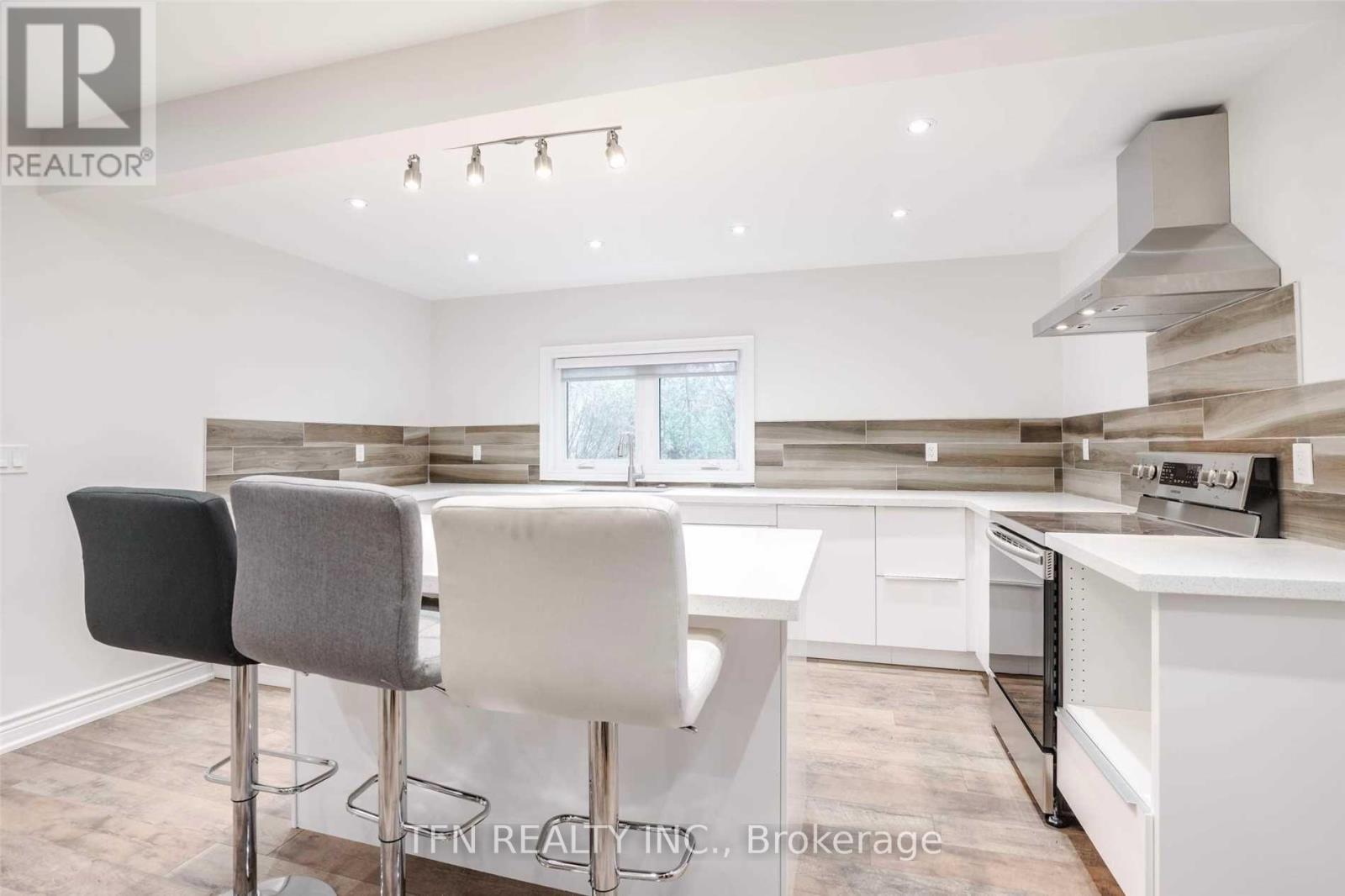 Property at 986 ROBINSON STREET image 4