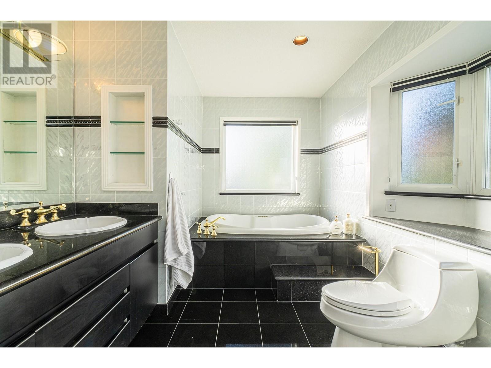 Listing Picture 14 of 28 : 4255 W 15TH AVENUE, Vancouver / 溫哥華 - 魯藝地產 Yvonne Lu Group - MLS Medallion Club Member