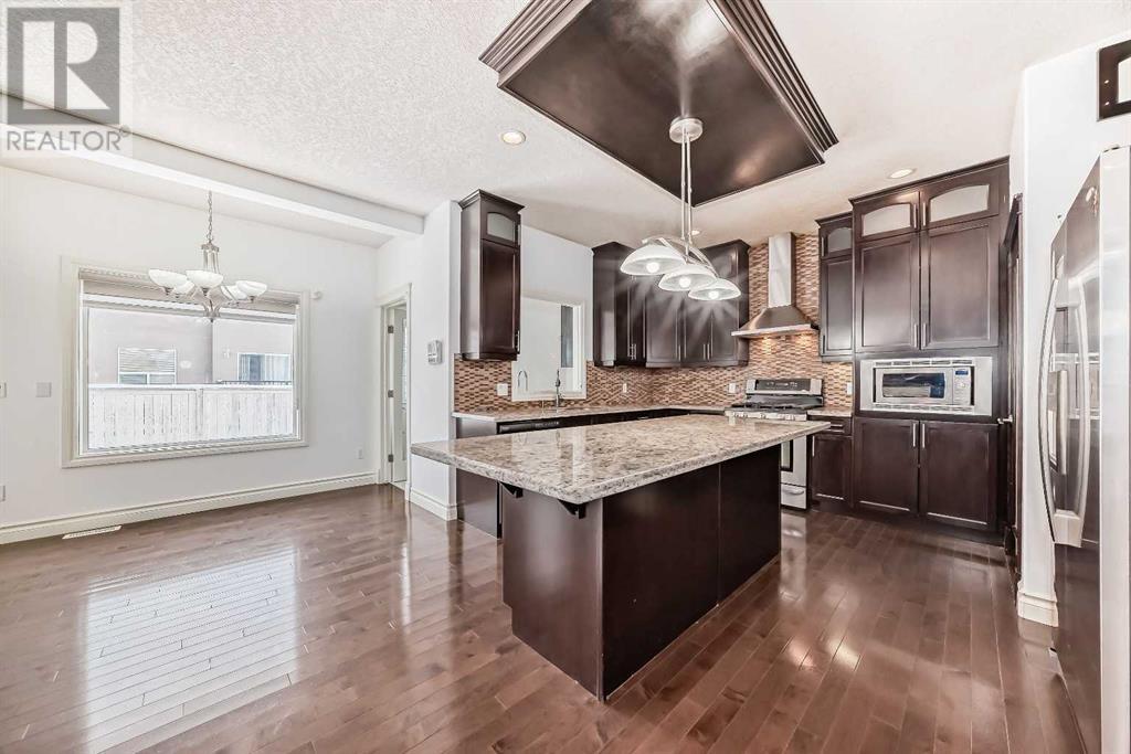 Property at 631 Taralake Way NE image 3