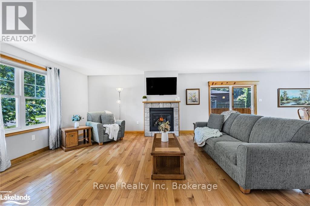 22 Anne Street, Penetanguishene, Ontario  L9M 1K4 - Photo 2 - S10435164