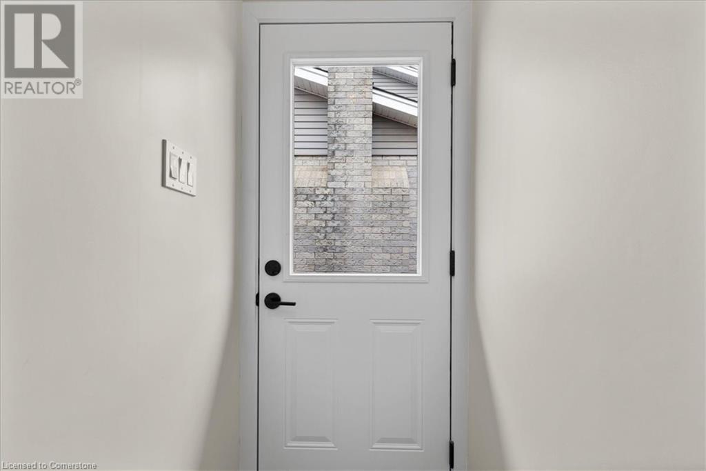 2 Pipers Green Court Unit# 2, Kitchener, Ontario  N2E 3C6 - Photo 3 - 40685527