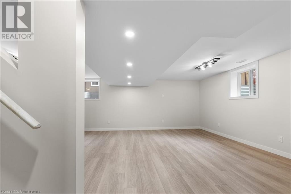 2 Pipers Green Court Unit# 2, Kitchener, Ontario  N2E 3C6 - Photo 4 - 40685527