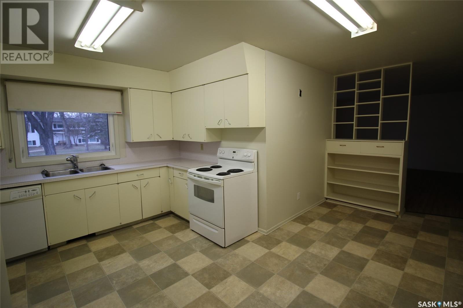 Property at 820 3rd STREET E image 4