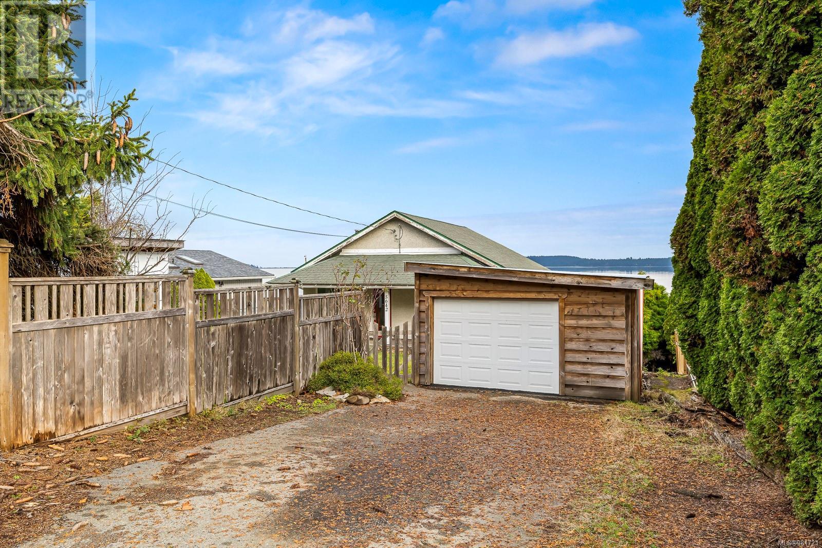 5642 Island Hwy S, Union Bay, British Columbia  V0R 3B0 - Photo 37 - 981721