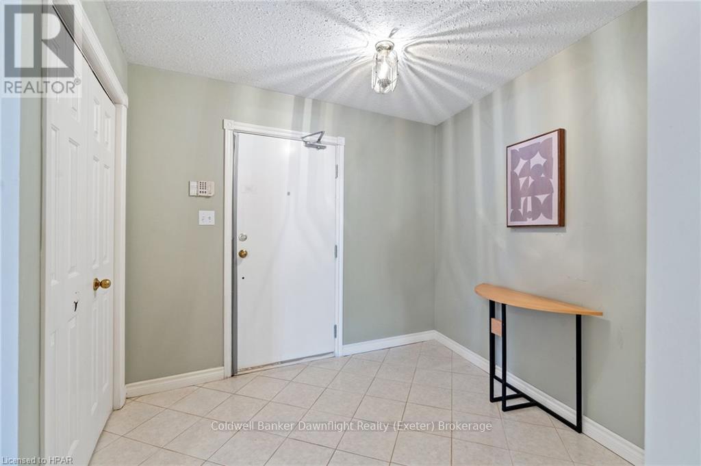 101 - 9 Pine Street, Lambton Shores, Ontario  N0M 1T0 - Photo 9 - X11898527