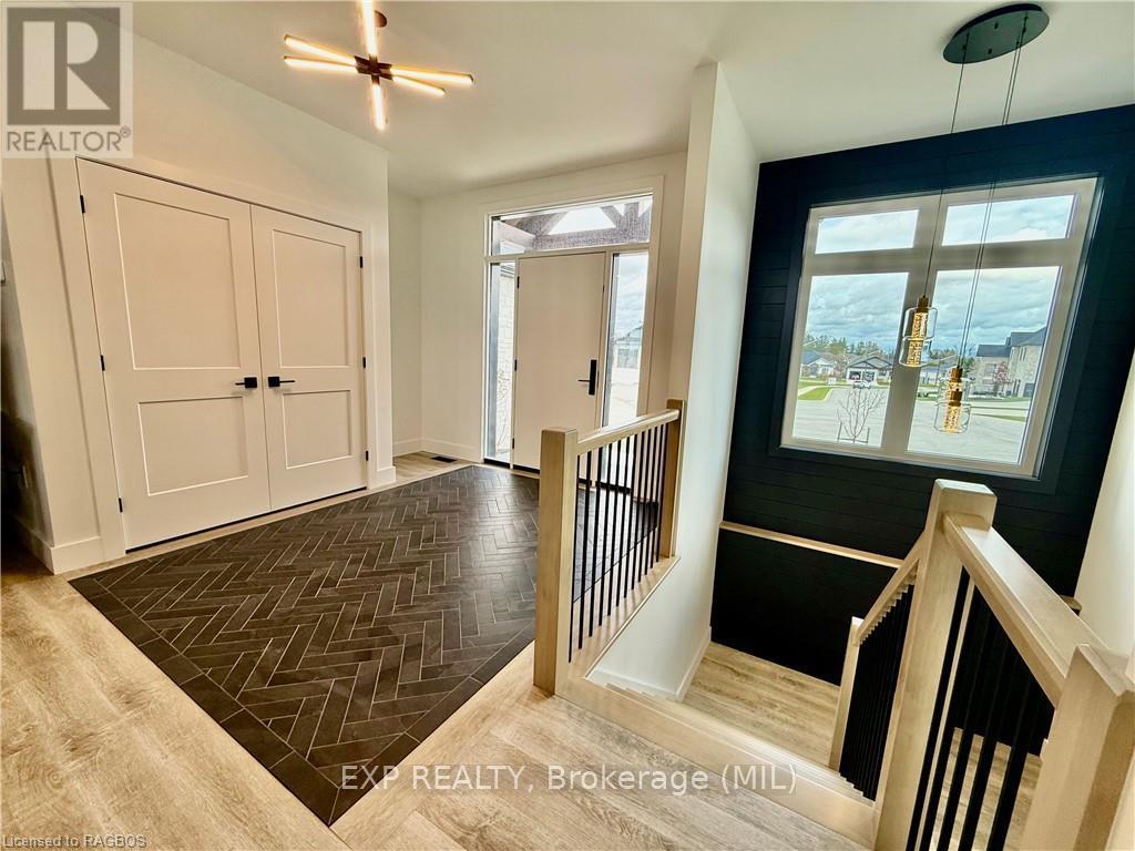 213 Devinwood Ave, Brockton, Ontario  N0G 2V0 - Photo 2 - X11898843