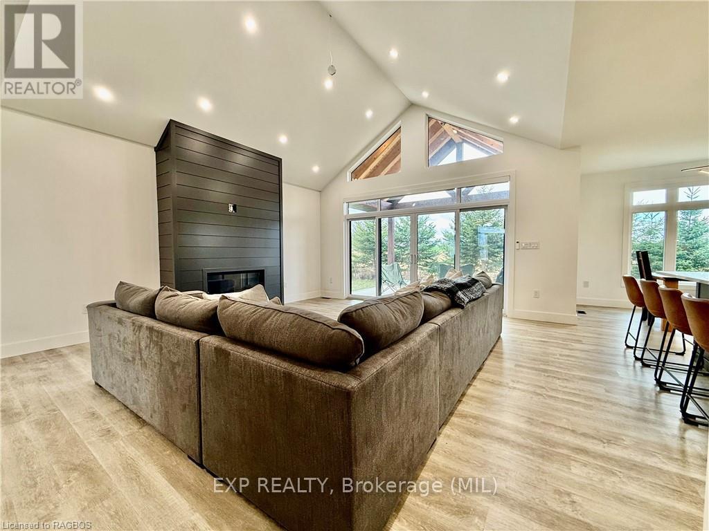 213 Devinwood Ave, Brockton, Ontario  N0G 2V0 - Photo 4 - X11898843