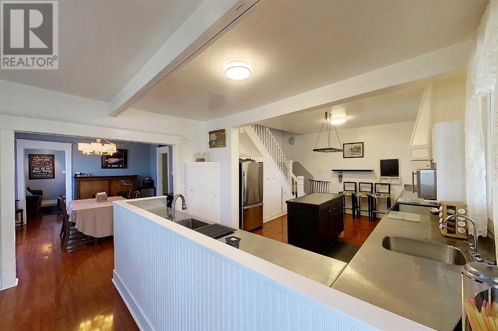 Property at 723 50 Street image 2